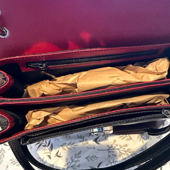 Cuadra Red and Black Crossbody Bag with Modern Design - Picture 2 of 4